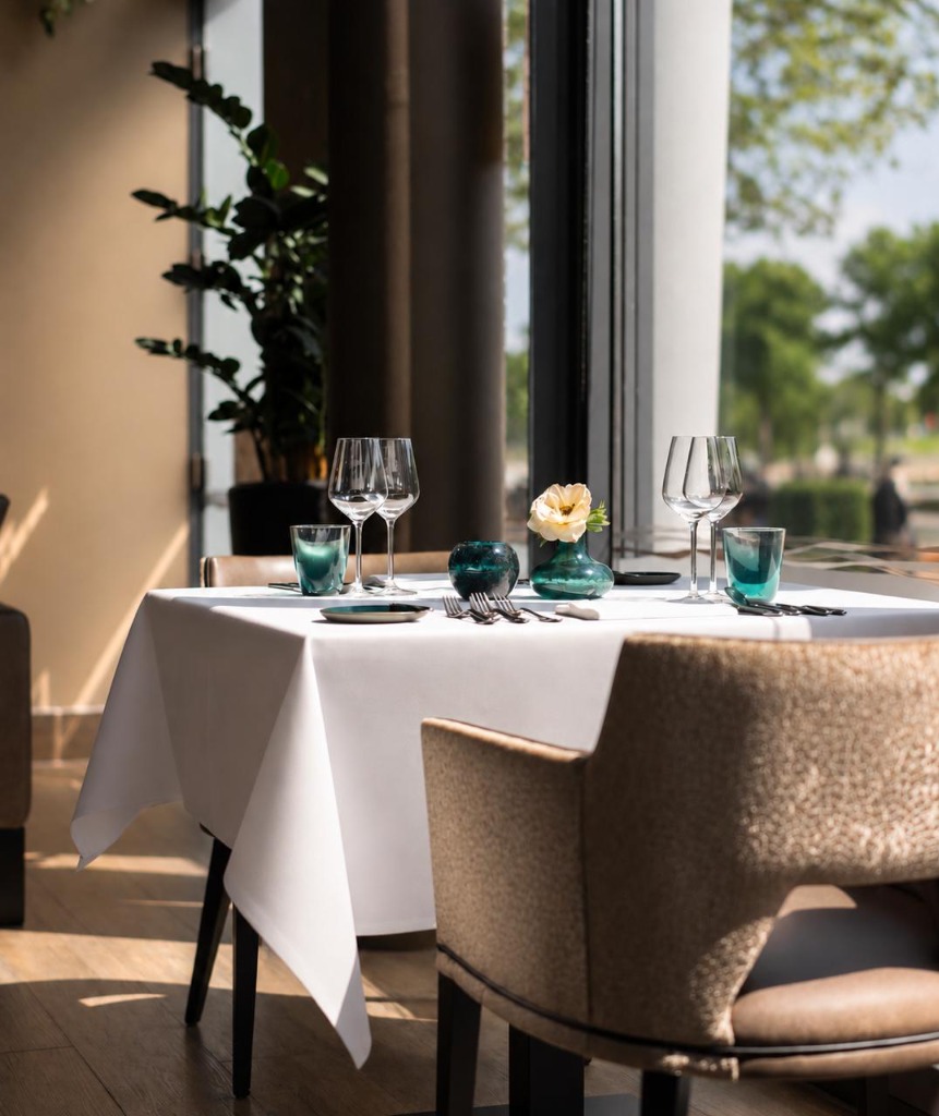 Tafelsetting en sfeer bij Restaurant Silver aan de Zilverparkkade